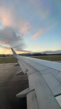 Uçağı hareket ettiriyorum.  