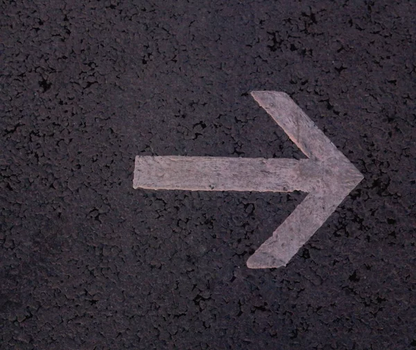 Asfalttaki yol işaretleri ve işaretleri