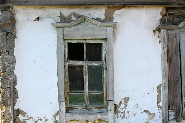 Ein Fenster Einem Holzrahmen Einem Alten Dorfhaus Das Gebäude Wird — Stockfoto