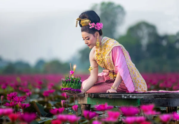 Mooie Thaise Vrouw Thaise Traditionele Kostuum Houten Vloer Het Houden Stockafbeelding