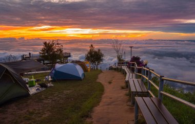 Dağ manzaralı sabahta sis denizi.