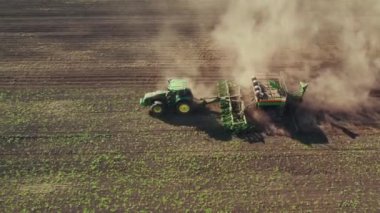 4K hava görüntülerinde bir traktörün tarlayı sürdüğü görülüyor. Hasat mevsiminden sonra toprağı ekip kışa hazırlanıyoruz.
