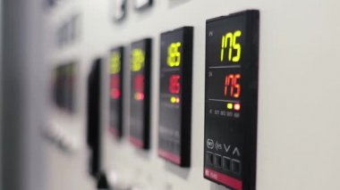 Sanayi binasındaki elektrik kontrol odası.