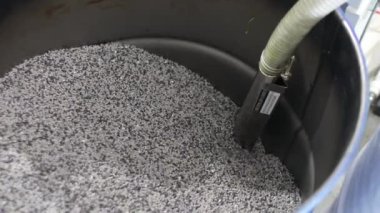 Teknolojik süreçte polipropilen granülleri olan bir fıçı. PP Pet Chips Yarı Kör, PET çipleri geri dönüşüm, PET polyester çipleri