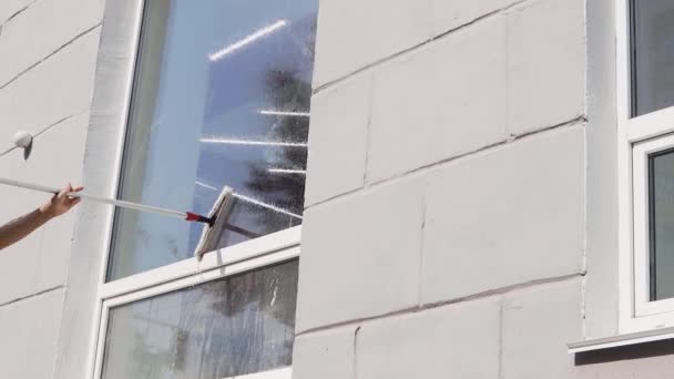 Profesionální pracovník myje okna speciálními výrobky. Čisticí služba — Stock video