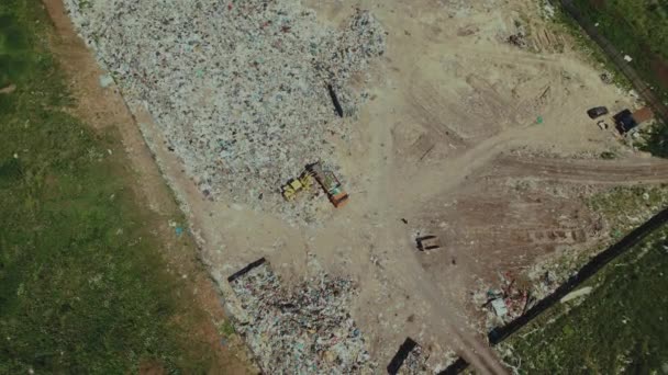Vue aérienne de la décharge. Images 4K d'un drone dans une décharge pour le recyclage et l'élimination des ordures. Dommages et dommages à la nature lors de l'enfouissement des déchets ménagers — Video