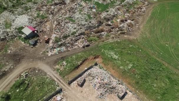 Luftaufnahme der Müllhalde. 4K-Aufnahmen einer Drohne auf einer Mülldeponie für Recycling und Müllentsorgung. Schäden und Schäden an der Natur beim Vergraben von Hausmüll — Stockvideo