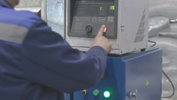 Mão pressionando o botão verde da máquina na fábrica — Vídeo de Stock