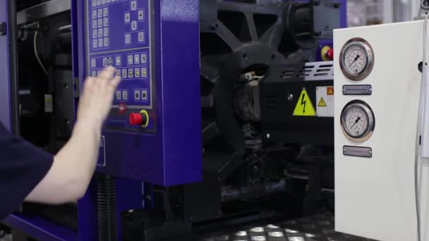 Ufa, Rusya. 30 Haziran 2020. Bir kadın işçi, özel ekipman üzerinde teknolojik bir operasyon gerçekleştirir. Parçaların basınla damgalanması ve üretilmesi — Stok video