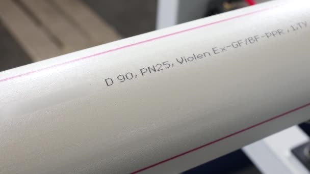 Κατασκευή σωλήνων από πολυπροπυλένιο PP στο εργοστάσιο με τη χρήση εξοπλισμού. — Αρχείο Βίντεο