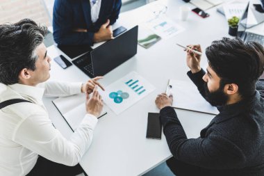 Üst düzey iş adamlarından oluşan bir grup. Çalışma masasında iş arkadaşlarıyla birlikte otururken iletişim kuruyorlar. iş toplantısı