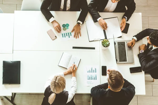 Un equipo de jóvenes empresarios que trabajan y se comunican en una oficina. Corporativossteam y gerente en una reunión. — Foto de Stock