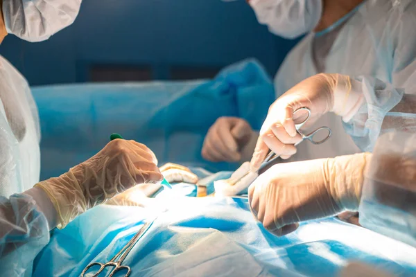Gros plans des mains des médecins dans les gants médicaux pendant la chirurgie — Photo