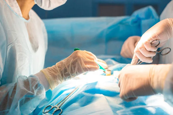 Hastanın kendisini beklediği ameliyathanedeki kıdemli cerrah ameliyata başlıyor. Otantik Ekipmanlı Gerçek Modern Hastane. — Stok fotoğraf