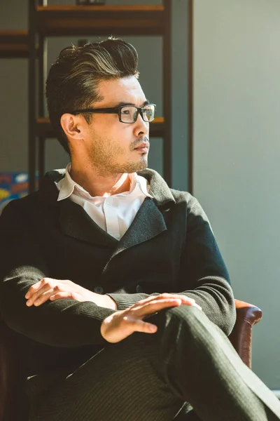 Retrato de un joven empresario en el interior — Foto de Stock