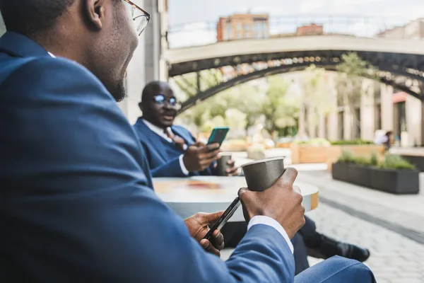 Möte mellan två långvariga vänner till svart afroamerikansk affärsman i kostym utomhus — Stockfoto