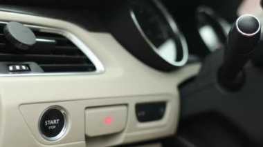 Adam arabadaki stop düğmesine basıyor.