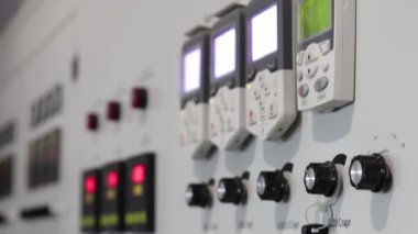 Sanayi binasındaki elektrik kontrol odası.
