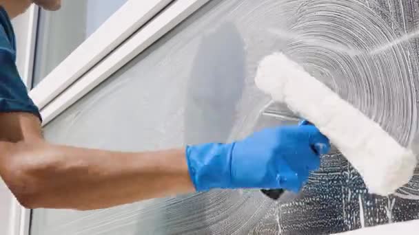 Egy profi munkás ablakokat mos speciális termékekkel. Takarítási szolgáltatás — Stock videók