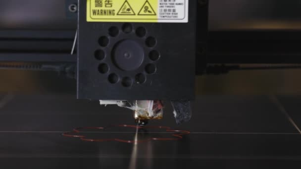 Impressora 3D trabalhando close-up. Impressão rápida de alta tecnologia de peças de plástico a granel com materiais de polímero aquecido. Máquina cria um objeto protótipo moderno — Vídeo de Stock