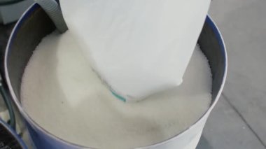 Teknolojik süreçte polipropilen granülleri olan bir fıçı. PP Pet Chips Yarı Kör, PET çipleri geri dönüşüm, PET polyester çipleri