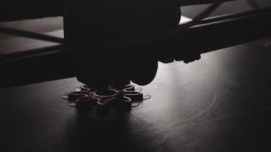 3D yazıcı yakın planda çalışıyor. Yüksek teknoloji, ısıtılmış polimer malzemeli plastik parçaların hızlı basımı. Makine modern bir prototip nesnesi oluşturur