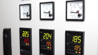Sanayi binasındaki elektrik kontrol odası.