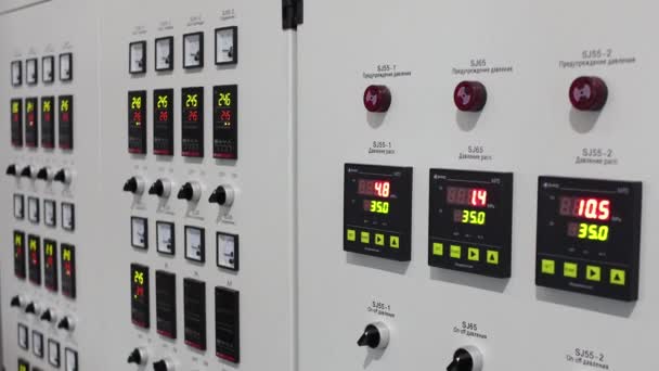 Sala de control eléctrico en edificio industrial Fábrica — Vídeos de Stock