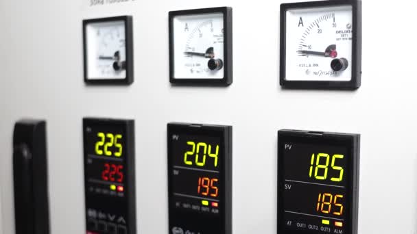 Sala di controllo elettrico nell'edificio industriale Fabbrica — Video Stock