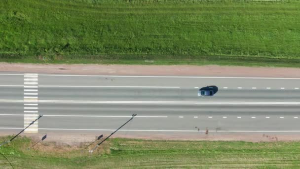 Imágenes aéreas de aviones no tripulados de la carretera con coches y camiones que pasan. Vista superior plana — Vídeo de stock