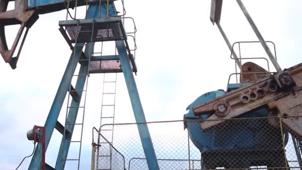 Sugspöpumpar fungerar och pumpa olja. drift och underhåll av oljekällor — Stockvideo