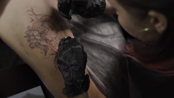 Profesjonalna tatuażystka robi tatuaż w studio, zbliżenie. — Wideo stockowe