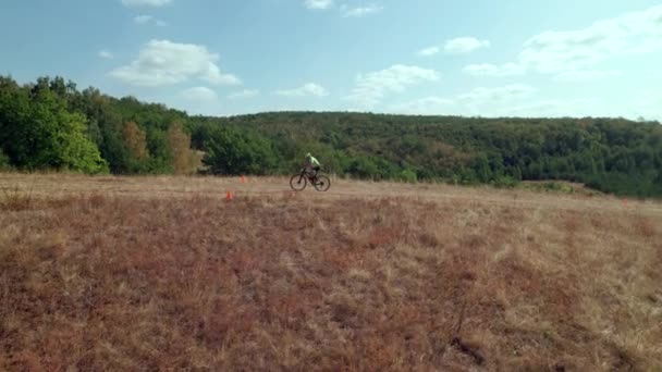 Corsa in bici da fondo con bellissimo sfondo naturale. 4k ripresa video aerea — Video Stock