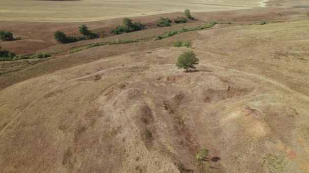 Langlauf-Radrennen. Radler messen sich bei Rennen vor der Kulisse der schönen Natur — Stockvideo