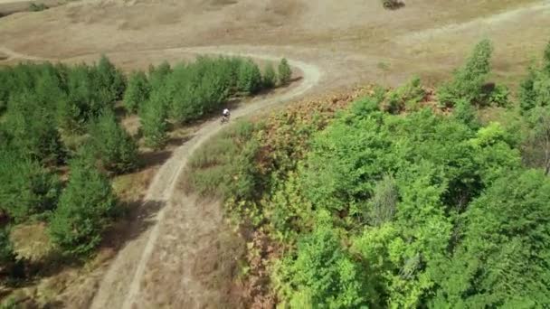 Carrera de ciclismo de fondo con hermoso telón de fondo natural. 4k filmación aérea de vídeo — Vídeos de Stock