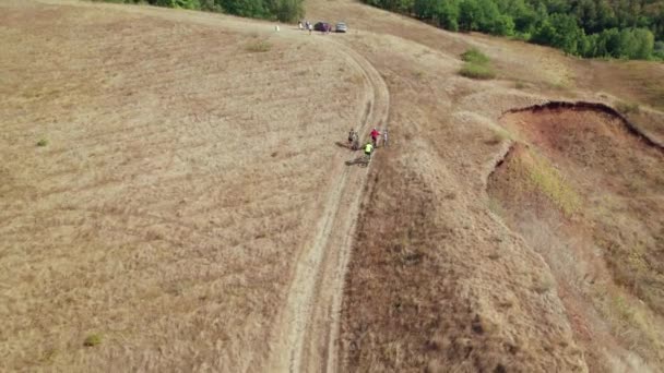 Langlauf-Radrennen. Radler messen sich bei Rennen vor der Kulisse der schönen Natur — Stockvideo