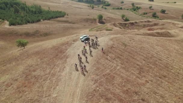 Course de vélo de fond. Départ de la course. tir de drone du haut — Video