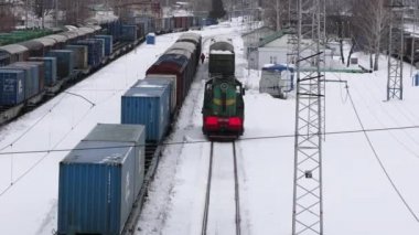 Ufa, Rusya, 16 Şubat 2020: Raylar arasında eski bir Sovyet dizel lokomotifi