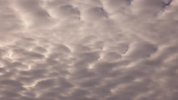 Χρονική ολίσθηση πυκνά πυκνά σύννεφα που επιπλέουν στον ουρανό κατά το ηλιοβασίλεμα — Αρχείο Βίντεο