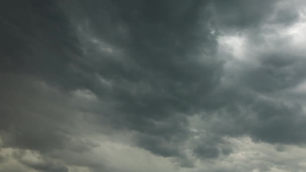 Gotas de lluvia cayendo del cielo contra fuertes nubes de tormenta — Vídeo de stock