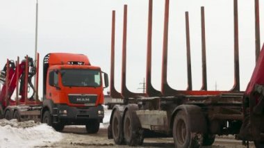 Ufa, Rusya 6 Şubat 2020: boş kereste kamyonu fabrikada boşaltıldıktan sonra yola çıkıyor