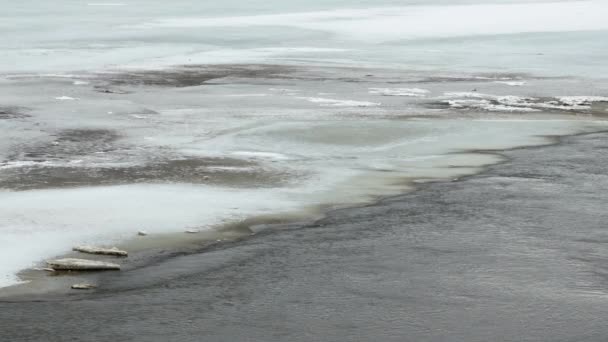 Flytande vatten på en bakgrund av is. Vårfloden — Stockvideo