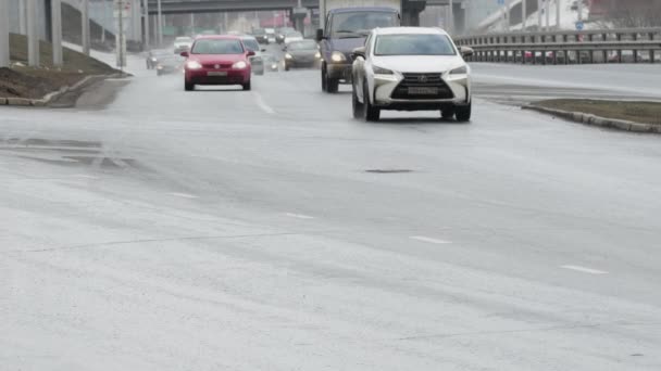Ufa, Rusko Březen 14, 2020: Auta jezdí na víceproudové dálnici v deštivém počasí — Stock video