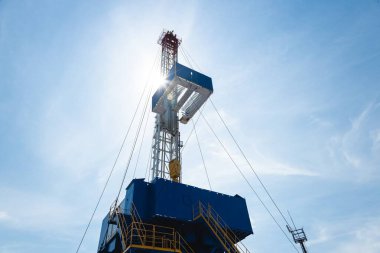 Mobil sondaj platformunu kapatın. Petrol ve gaz kuyularını sondaj ve onarım