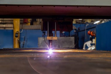 Sanayide plazma kaynaklama ve metal kesme. Fabrikadaki yüksek teknoloji üretim süreçleri