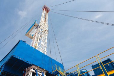 Mobil sondaj platformunu kapatın. Petrol ve gaz kuyularını sondaj ve onarım