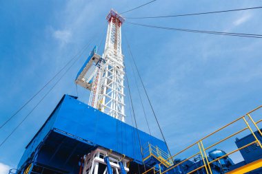 Mobil sondaj platformunu kapatın. Petrol ve gaz kuyularını sondaj ve onarım