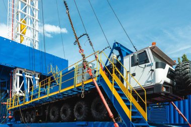 Mobil sondaj platformunu kapatın. Petrol ve gaz kuyularını sondaj ve onarım