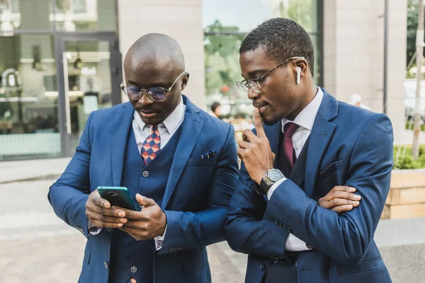 Rencontre de deux partenaires homme d'affaires noir afro-américain en costumes et lunettes à l'extérieur — Photo