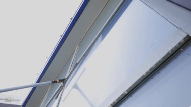 4K görüntüler profesyonel cam temizleme ve cam temizleme uzmanları tarafından yakın plan çekiliyor.